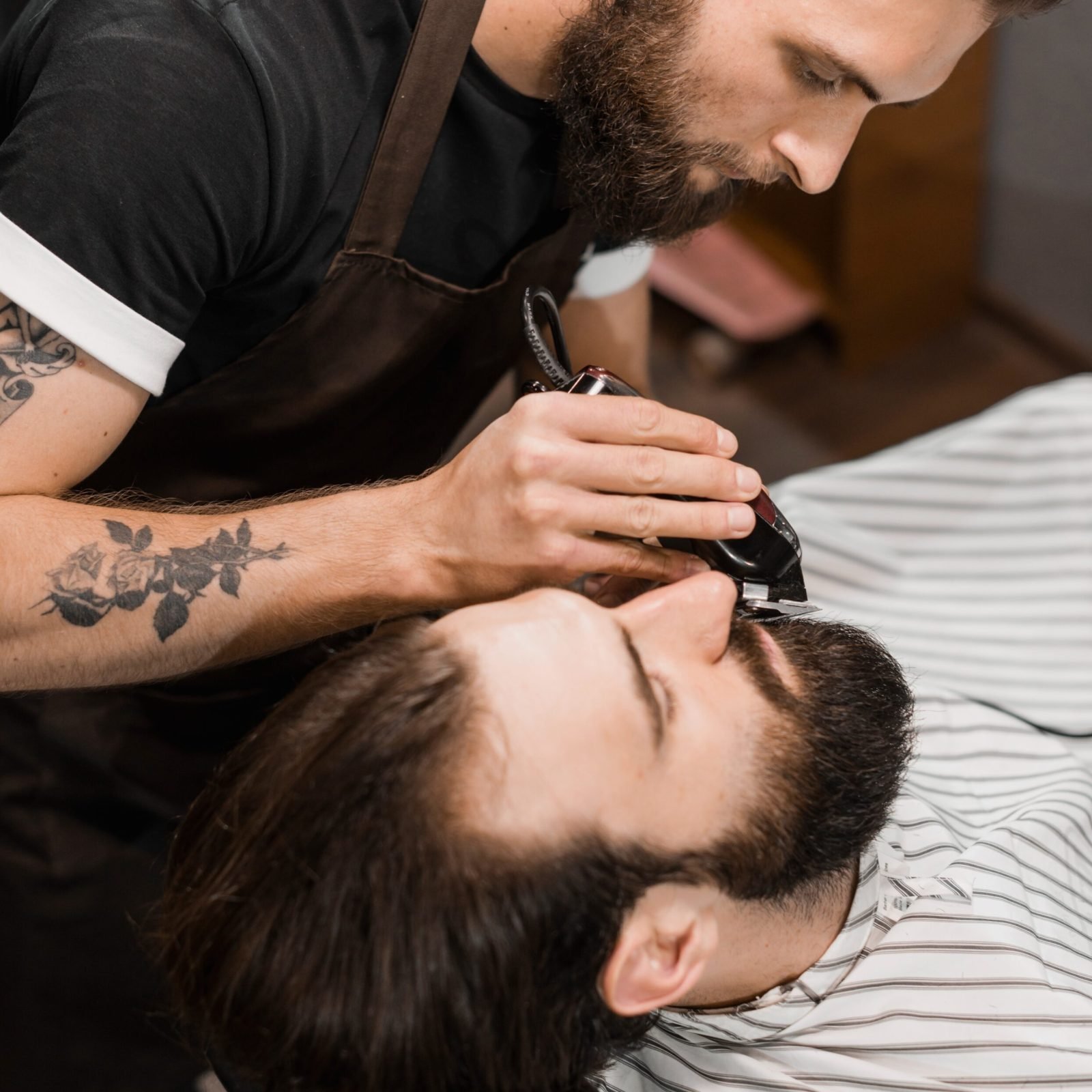 professional-hairstylist-styling-man-s-beard-with-electric-trimmer (1) (1)